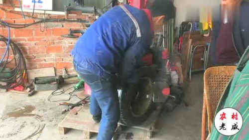 汽修厂来了一大哥面试,工资要求,老板让他换个轮胎试试